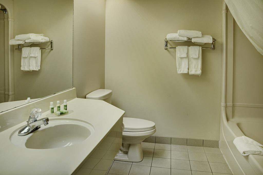 Lakeview Inns & Suites - Brandon Exteriör bild